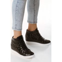 Czarne Sneakersy Chat. Czarne koturny damskie Born2be, bez obcasa, na płaskiej podeszwie, na sznurówki. Za 59,99 zł.