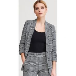 Blezer w kratę - Wielobarwny. Bolerka i narzutki damskie Reserved, bez wzorów, bez rękawów. Za 139,99 zł.