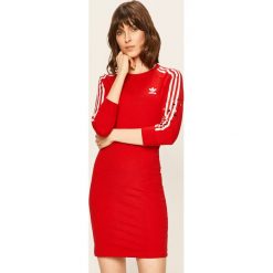 Adidas Originals - Sukienka. Czerwone sukienki damskie adidas Originals, na co dzień, z aplikacjami, z elastanu, casualowe, z okrągłym kołnierzem, bez rękawów, mini, proste. Za 199,90 zł.