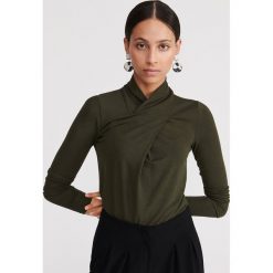 Bluzka z kołnierzem - Khaki. Brązowe bluzki damskie Reserved, s, bez wzorów, bez kołnierzyka, bez rękawów. Za 69,99 zł.