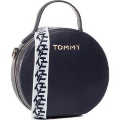 Torebka TOMMY HILFIGER - Iconic Tommy Crossover AW0AW07949 CJM. Niebieskie torebki klasyczne damskie TOMMY HILFIGER, z aplikacjami, ze skóry ekologicznej, klasyczne, zdobione, bez dodatków. W wyprzedaży za 319,00 zł.