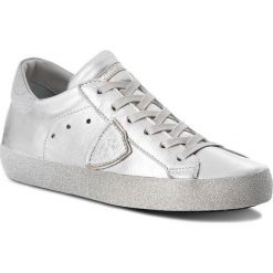 Sneakersy PHILIPPE MODEL - Paris Glitter CGLD ML24 Metal Argent. Szare półbuty damskie marki Philippe Model, na co dzień, z aplikacjami, ze skóry, bez obcasa, na płaskiej podeszwie, bez zapięcia. W wyprzedaży za 779,00 zł.