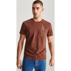 T-shirt z kieszenią i nadrukiem - Brązowy. Pomarańczowe t-shirty męskie Reserved, s, z nadrukiem, bez kołnierzyka. Za 49,99 zł.
