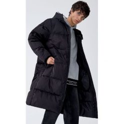 Płaszcz kokon z kaczym puchem. Czarne płaszcze męskie marki Pull&Bear, m, bez wzorów, z puchu, bez kaptura. Za 499,00 zł.