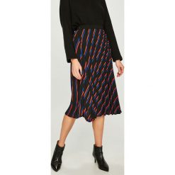 Answear - Spódnica. Czarne spódniczki damskie ANSWEAR, na co dzień, s, bez wzorów, z poliesteru, casualowe, midi, rozkloszowane. W wyprzedaży za 99,90 zł.