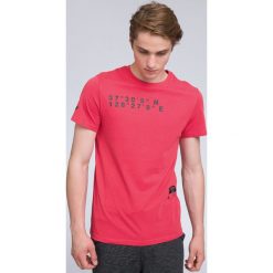 T-shirt męski TSM224 - koral. Różowe koszulki męskie 4f, m, z nadrukiem, z bawełny, krótkie. W wyprzedaży za 39,99 zł.
