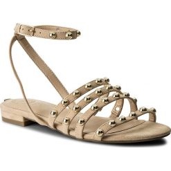 Sandały GUESS - Roxie FLRXI1 ESU03 NATUR. Brązowe klapki damskie marki Guess, z aplikacjami, ze skóry, bez obcasa, na obcasie. W wyprzedaży za 259,00 zł.