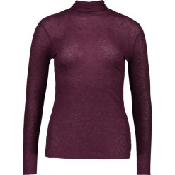 Koszulka w kolorze bordowym. Czerwone t-shirty damskie Benetton, xs, z wełny, z golfem, z długim rękawem. W wyprzedaży za 36,95 zł.