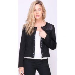 Kardigan "Yaroma" w kolorze czarnym. Czarne kardigany damskie Multiples grandes tailles, z aplikacjami, klasyczne, bez rękawów, bez kaptura. W wyprzedaży za 107,95 zł.
