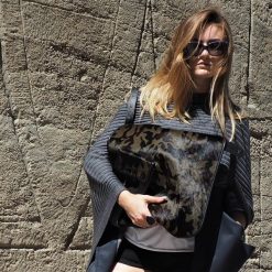 Torba skórzana z wymienną klapą. CAMOUFLAGE. Czarne torebki klasyczne damskie marki Pakamera, ze skóry. Za 1400,00 zł.