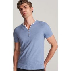 T-shirt z guzikami - Niebieski. Niebieskie t-shirty męskie Reserved, s, bez wzorów, bez kołnierzyka. W wyprzedaży za 29,99 zł.