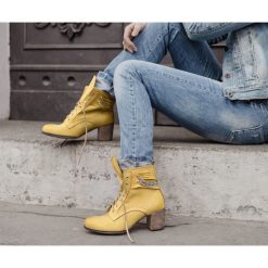 Ażurowe botki na obcasie - skóra naturalna - model 450 - kolor żółty. Żółte botki damskie Zapato, na zimę, ze skóry, eleganckie, za kostkę, na wysokim obcasie, na obcasie, na sznurówki. W wyprzedaży za 279,30 zł.