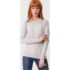 Beżowy Sweter Timberglen. Brązowe swetry damskie Born2be, xl, z aplikacjami, z dzianiny, eleganckie, bez rękawów, długie, bez kaptura. Za 119,99 zł.