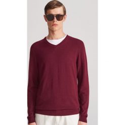 Sweter z dekoltem w serek - Bordowy. Czerwone swetry męskie Reserved, s, bez wzorów, z dekoltem w serek, bez kaptura. Za 99,99 zł.