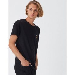 T-shirt z haftem - Czarny. Czarne t-shirty męskie House, s, z haftami, bez kołnierzyka. Za 35,99 zł.