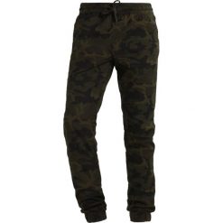 Chinosy męskie: Produkt PKTAKM BASIC Spodnie materiałowe forest night aop camo