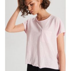 Koszulka z kieszenią - Różowy. Różowe koszulki damskie Cropp, s, bez wzorów, bez kołnierzyka, bez rękawów. Za 24,99 zł.