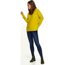 SWETER Z DEKOLTEM W SEREK. Żółte swetry damskie Top Secret, na zimę, bez wzorów, z dzianiny, bez rękawów, bez kaptura. Za 129,99 zł.