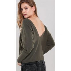 Oliwkowy Sweter Eva. Zielone swetry damskie Renee, uniwersalny, bez wzorów, z dzianiny, casualowe, z długim rękawem, długie, bez kaptura. Za 109,99 zł.