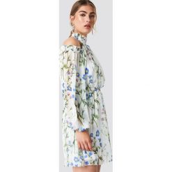 Trendyol Sukienka w kwiaty z wycięciami na ramionach - Multicolor. Szare sukienki na komunię marki Trendyol, na co dzień, z elastanu, casualowe, midi, dopasowane. Za 242,95 zł.
