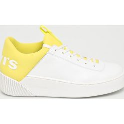 Levi's - Buty Mullet S. Białe buty sportowe damskie Levi's®, bez wzorów, ze skóry, sportowe. W wyprzedaży za 299,90 zł.