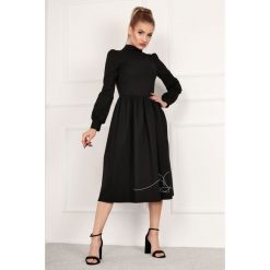 Sukienka midi rozkloszowana ze stójką - czarny, s. Czarne sukienki damskie e-margeritka.pl, s, z aplikacjami, z elastanu, eleganckie, ze stójką, z długim rękawem, długie, midi, rozkloszowane. Za 224,99 zł.