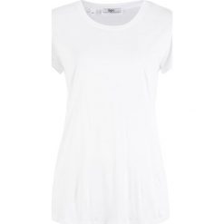 Shirt z lejącego materiału bonprix biały. Białe koszulki damskie marki bonprix, bez wzorów, bez kołnierzyka, bez rękawów. Za 54,99 zł.
