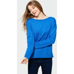 Klasyczny sweter z dekoracyjnymi guzikami. Szare swetry damskie Greenpoint, bez wzorów, z poliesteru, klasyczne, bez rękawów, bez kaptura. Za 49,99 zł.