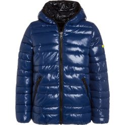 Sisley JACKET Kurtka zimowa dark blue. Niebieskie kurtki dziewczęce marki Sisley, na zimę, z poliesteru. W wyprzedaży za 209,30 zł.
