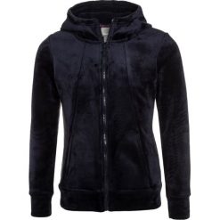 Bench GIRLS HOODY Kurtka z polaru essentially navy. Niebieskie kurtki dziewczęce Bench, z elastanu. W wyprzedaży za 174,30 zł.