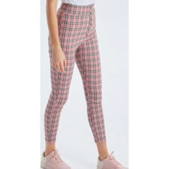 Spodnie high waist w różową kratę - Różowy. Różowe spodnie damskie Cropp, bez wzorów, z podwyższonym stanem. Za 79,99 zł.