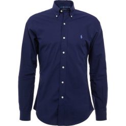 Polo Ralph Lauren NATURAL SLIM FIT Koszula newport navy. Niebieskie koszule męskie slim Polo Ralph Lauren, xxl, bez wzorów, z bawełny, polo, bez rękawów. Za 419,00 zł.