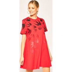 Sukienka codzienna MCQ Alexander McQueen 401641 ROT43 6109. Czerwone sukienki damskie McQ Alexander McQueen, na co dzień, s, bez wzorów, z bawełny, bez kołnierzyka, bez rękawów, proste. Za 929,00 zł.