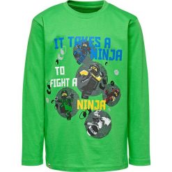 Koszulka "CM-50117" w kolorze zielonym. Zielone t-shirty chłopięce LEGO Wear, z nadrukiem, z bawełny, z długim rękawem. W wyprzedaży za 35,95 zł.