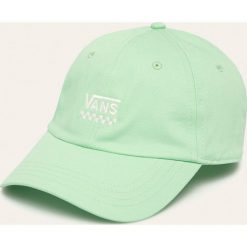 Vans - Czapka. Zielone czapki damskie Vans, bez wzorów, z bawełny. W wyprzedaży za 119,90 zł.