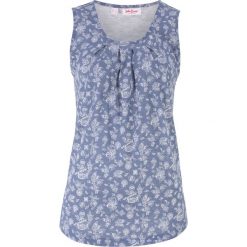 Top bawełniany z nadrukiem bonprix indygo. Niebieskie bluzki damskie bonprix, z nadrukiem, z bawełny, bez kołnierzyka, bez rękawów. Za 29,99 zł.