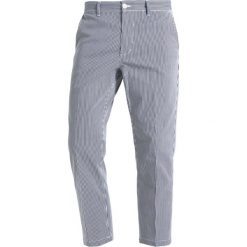 Chinosy męskie: Obey Clothing STRAGGLER STRIPE FLOODED Spodnie materiałowe navy multi