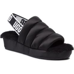Sandały UGG - W Puff Yeah 1106875 Blk/Black. Czarne klapki damskie Ugg, bez wzorów, z tworzywa sztucznego, bez obcasa, na obcasie. Za 469,00 zł.