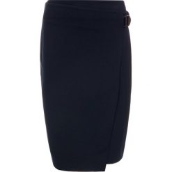 Spódnica ołówkowa DKNY P9GNACLX. Niebieskie spódniczki damskie DKNY, bez wzorów, z elastanu, ołówkowe. W wyprzedaży za 259,00 zł.