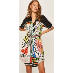 Desigual - Sukienka. Sukienki damskie Desigual, na co dzień, s, w paski, z wiskozy, casualowe, bez kołnierzyka, z krótkim rękawem, krótkie, mini, proste. W wyprzedaży za 349,90 zł.