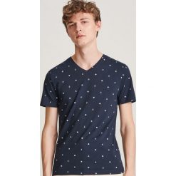 T-shirt z dekoltem w serek - Granatowy. Niebieskie t-shirty męskie Reserved, s, bez wzorów, z dekoltem w serek. W wyprzedaży za 29,99 zł.