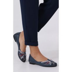 Granatowe baleriny skórzane z paskami na krzyż Maciejka 01358-27/00-0. Szare baleriny damskie Maciejka, w paski, bez obcasa. Za 208,99 zł.