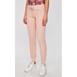 Femi Stories - Spodnie Fancy. Różowe spodnie damskie Femi Stories, s, bez wzorów, z elastanu, casualowe. W wyprzedaży za 159,90 zł.