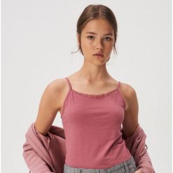 Bawełniany top z koronką - Różowy. Różowe topy damskie Sinsay, s, w koronkowe wzory, z bawełny, bez kołnierzyka. Za 14,99 zł.