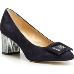 Buty damskie. Niebieskie czółenka damskie Wittchen, z aplikacjami, ze skóry. W wyprzedaży za 459,90 zł.