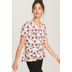 T-shirt z falbanką - Kremowy. Białe t-shirty damskie marki Reserved, m, z falbankami. W wyprzedaży za 19,99 zł.