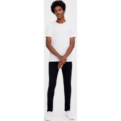 Czarne jeansy super skinny. Czarne jeansy męskie marki Pull&Bear, m, bez wzorów. Za 89,90 zł.