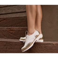 Dwukolorowe oksfordki - skóra naturalna - model 258 - kolor biało-platynowy. Szare półbuty damskie Zapato, bez obcasa, bez zapięcia. W wyprzedaży za 224,25 zł.