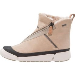 Clarks TRI IDA GTX Botki sable. Brązowe buty zimowe damskie Clarks, z materiału. W wyprzedaży za 503,20 zł.