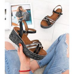Sandałki damskie Sixth Sens DD7 Czarne. Czarne koturny damskie Sixth Sens, bez wzorów, z tworzywa sztucznego, eleganckie, bez obcasa, na koturnie, bez zapięcia. Za 119,00 zł.